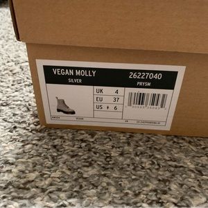 Dr Martens Vegan Molly Silver Prysm